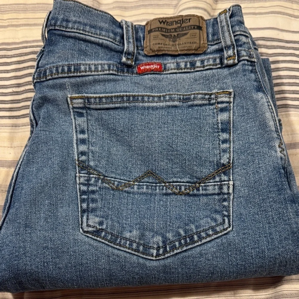 Wrangler Men's Classic Blue Relaxed Jeans